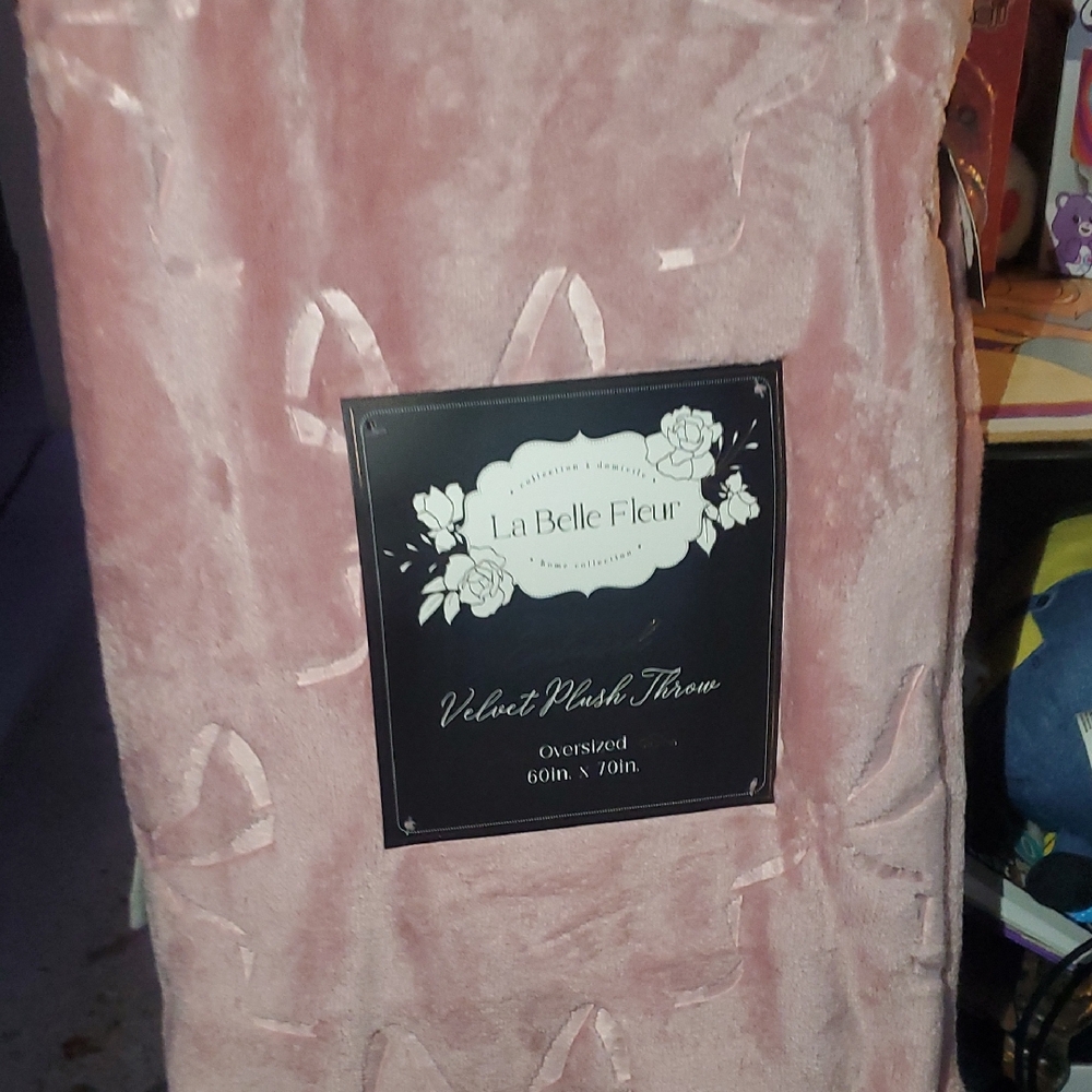 NWT 60x70 La Belle Fleur Pink Velvet Plush Throw
